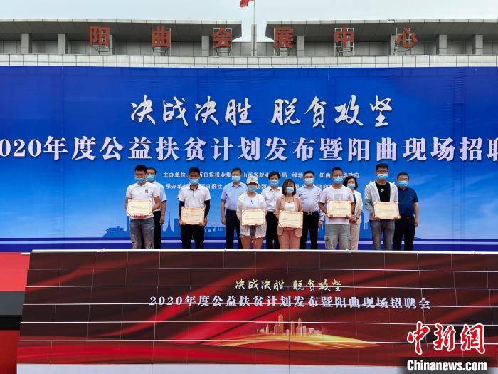 在現(xiàn)場(chǎng)，綠地集團(tuán)與困難就業(yè)群體就業(yè)代表簽署勞務(wù)合同，并為首批6名就業(yè)代表頒發(fā)上崗證書(shū)?！∏愊?攝