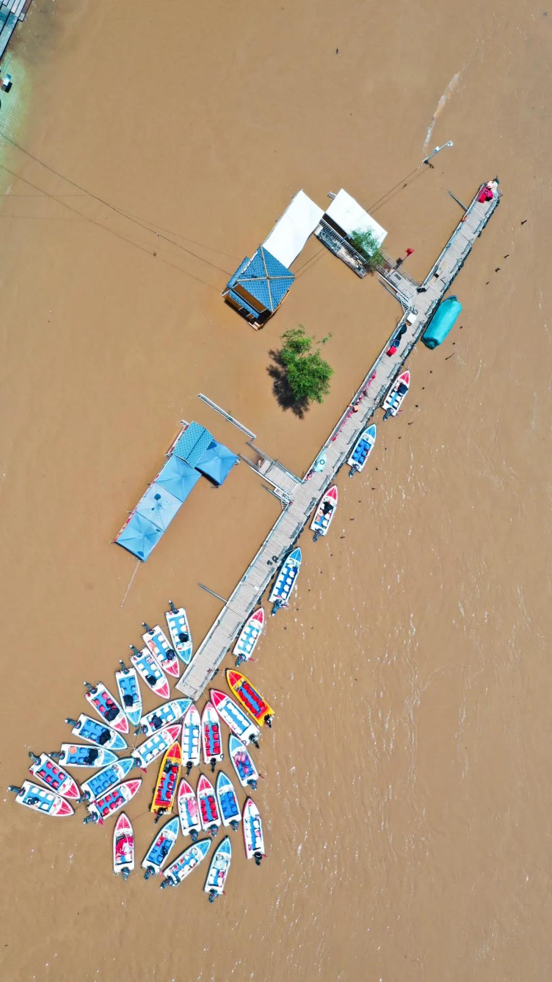 ▲圖為6月27日已暫時關(guān)閉的黃河蘭州段一處快艇碼頭（無人機照片）。新華社發(fā)（郎兵兵 攝）