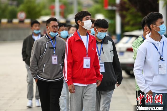 7月7日，考生在拉薩三高考點(diǎn)外有序排隊(duì)，等待進(jìn)入考場?！『闻罾?攝