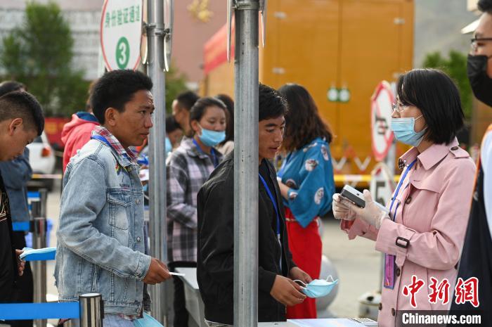 7月7日，考生在拉薩三高考點(diǎn)外進(jìn)行身份證件核驗(yàn)?！『闻罾?攝