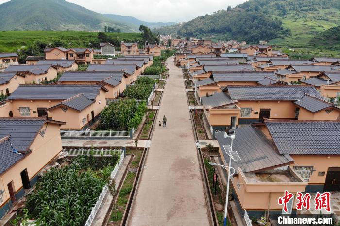 平坦的水泥路從村民居住區(qū)穿過(guò)。　張浪 攝