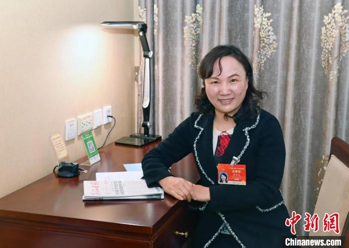 全國人大代表，浙江省臺州市椒江區(qū)大陳實驗學(xué)校校長、黨支部書記翁麗芬 蔡榮章 攝