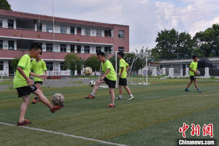 人大代表呼吁篩查防控青少年頸椎、脊柱等健康問題