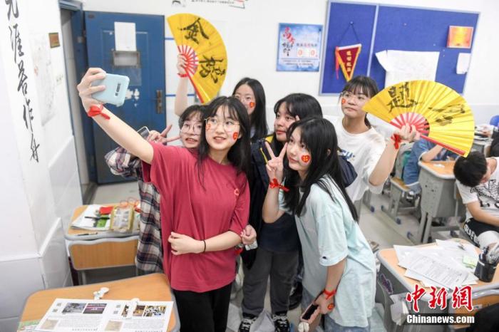 資料圖：6月6日，2021年高考前夕，湖南長沙同升湖實驗學(xué)校高三年級，考生們在教室內(nèi)合影。 楊華峰 攝