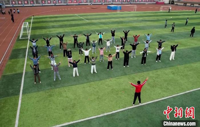 寧夏大學(xué)校園內(nèi)，學(xué)生跟隨老師練習(xí)八段錦。 謝宇 攝
